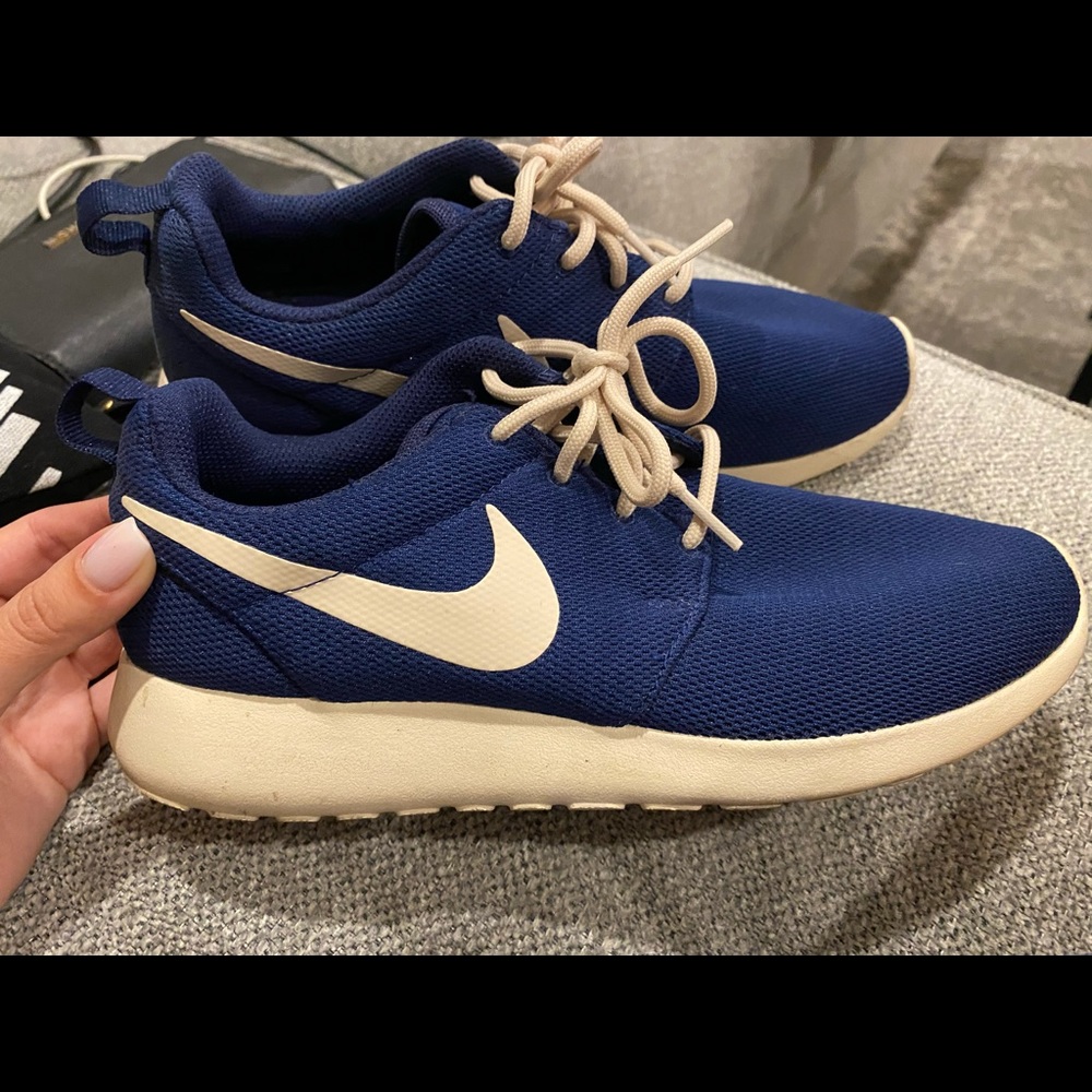 Women’s Nike Roshe: SZ 7.5